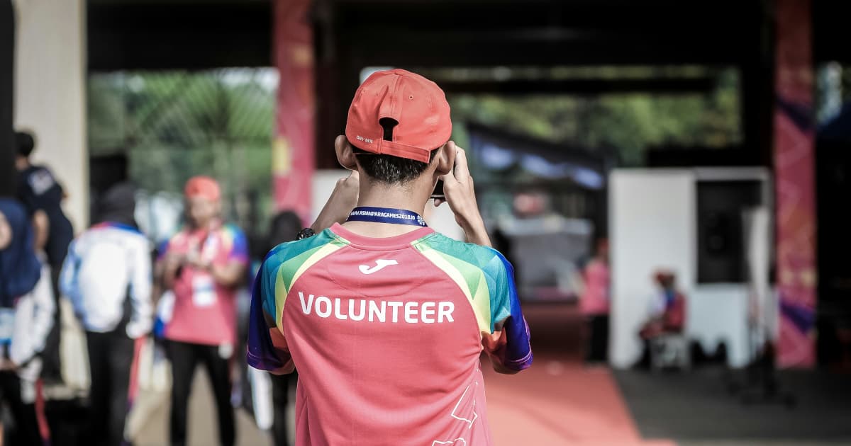 Scientology Volunteers Clean Hollywood Streets, Distribute 'The Way to Happiness' Booklets